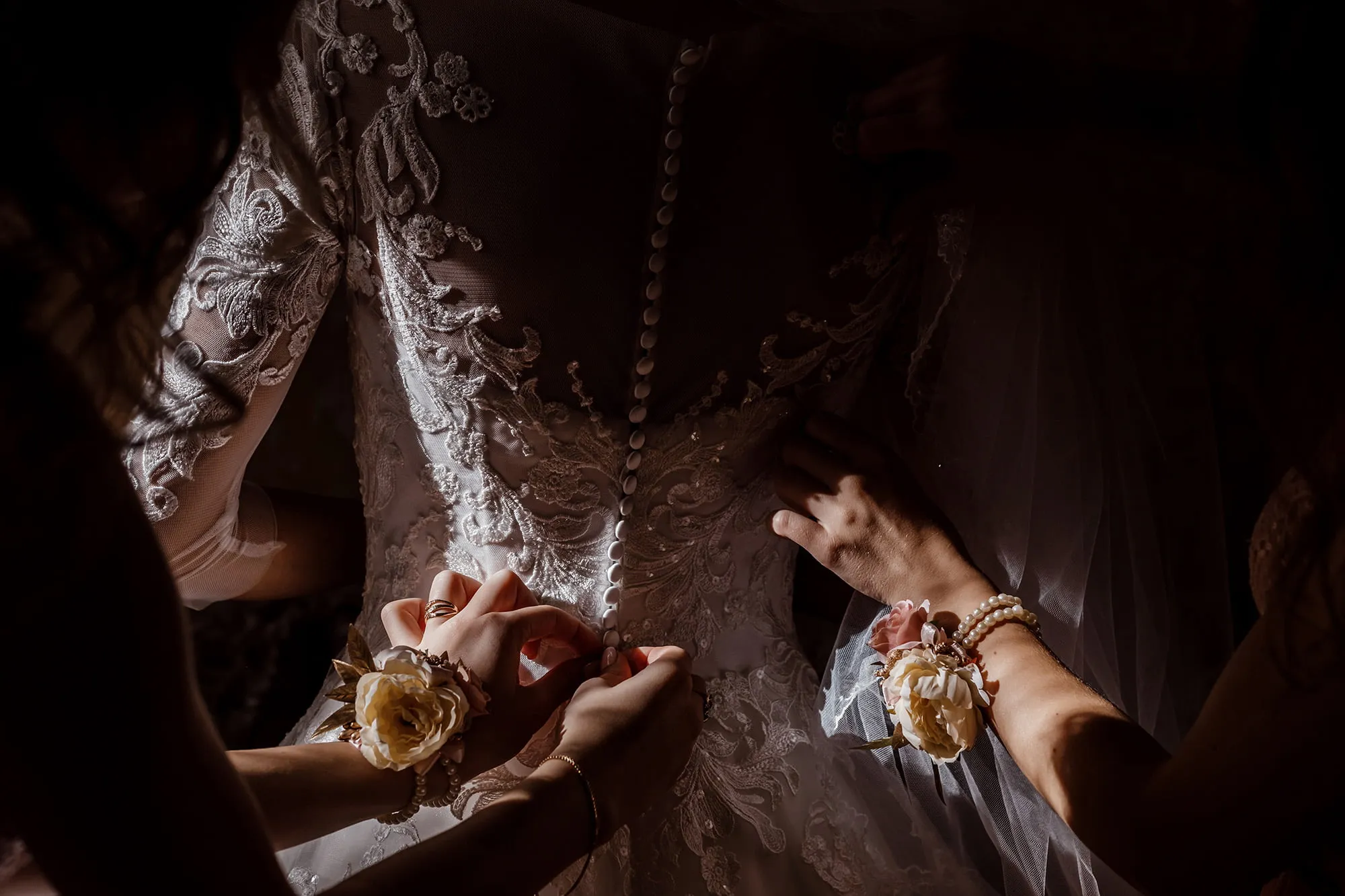 A relaxed couple on their wedding day, photographed by CRAVE